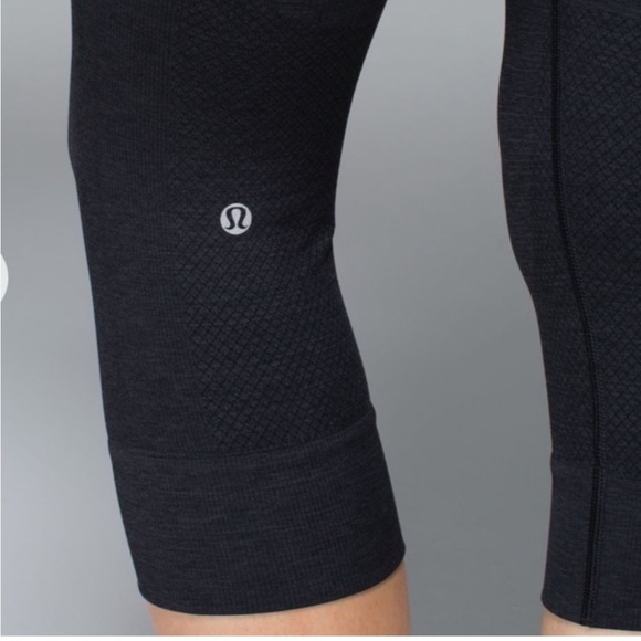 Lululemon Athletica Seamlessly Street Crop Black Leggings size8 Ultimate Comfort - Picture 2 of 11